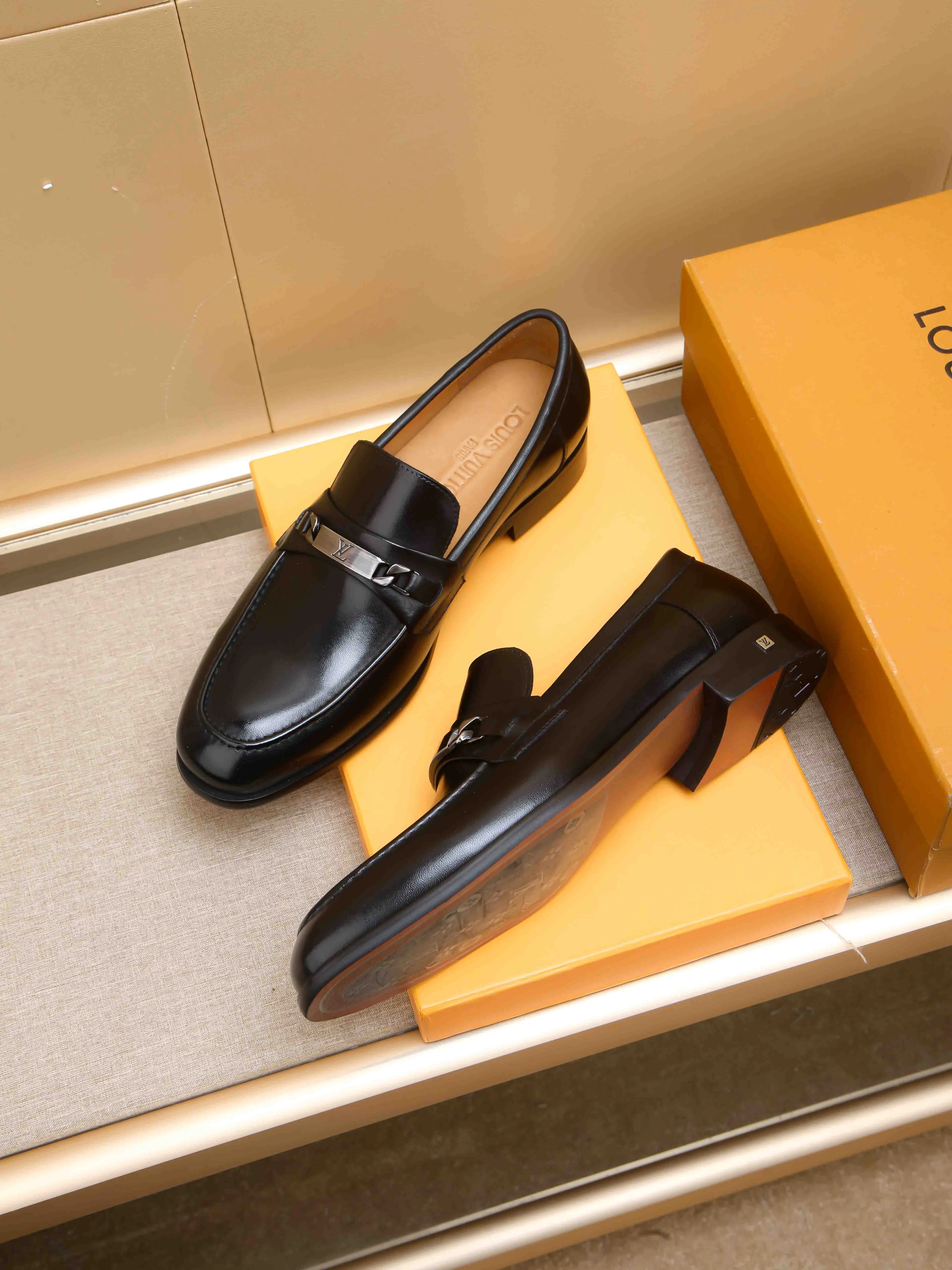 Men's shoes 💰 460 💰 Louis Vuitton LV ® 🆕 model 🔛Full shoe counter, first layer cowhide, 🐂leather lined casual shoes for men, super soft outsole, essential for driving. Counter synchronization, original first layer cowhide, completely 1:1 mold customization🌹top version, color optional! Number: 39-44 (customized at 38.45)